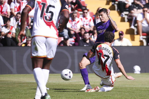 Rayo Vallecano v Espanyol - La Liga EA Sports 2026 27 October 24, 2026, Vallecas Stadium, Madrid, Spain: Lucas Cepeda of Elche is defended by Adria Pedrosa during La Liga EA Sports match between Rayo Vallecano and Elche CF at Vallecas Stadium on October 24, 2026 in Madrid, Spain. Madrid Vallecas Stadium Madrid Spain Copyright: xAlejandroxMatiasxAcostax