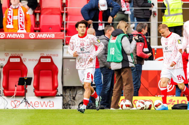 MAINZ, GERMANY - OCTOBER 24: The players of 1. FSV Mainz 05 run out of the tunnel the warm up before the Bundesliga match between 1. FSV Mainz 05 vs. SV Werder Bremen at MEWA Arena on matchday 7 of the 1. Bundesliga on October 24, 2026 in Mainz, Germany. DFL REGULATIONS PROHIBIT ANY USE OF PHOTOGRAPHS AS IMAGE SEQUENCES AND OR QUASI-VIDEO. Rhineland-Palatinate Germany Copyright: xStephanxHahnex
