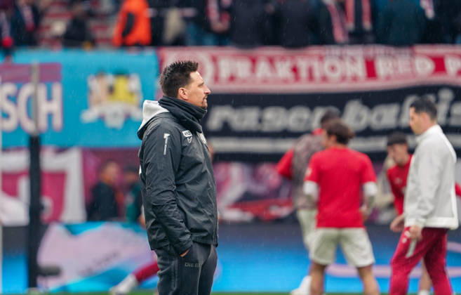 Deutschland: Fussball Bundesliga 2026 2027, 7. Spieltag - RB Leipzig vs SV 07 Elversberg - Red Bull Arena (Leipzig): Geste, Gestik, Emotion Vincent Wagner (Trainer SV 07 Elversberg) Copyright: xAymanxAlahmedx
