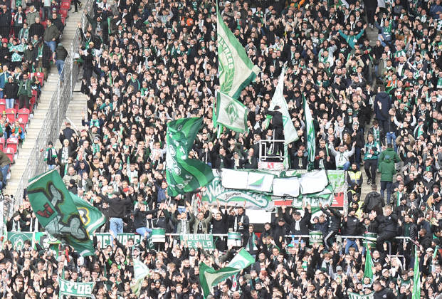 24.10.2026, xhbx, Fussball 1.Bundesliga, FSV Mainz 05 - SV Werder Bremen v.l. Fans von SV Werder Bremen (DFL DFB REGULATIONS PROHIBIT ANY USE OF PHOTOGRAPHS as IMAGE SEQUENCES and or QUASI-VIDEO) Mainz