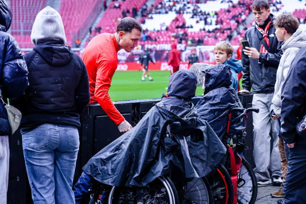 David Raum (RB Leipzig, 22) im Gespraech mit zwei jungen Fans im Rollstuhl vor dem Spiel, GER, RB Leipzig vs. SV Elversberg, Fussball, 1. Bundesliga Herren, 7. Spieltag, Spielzeit 2026 2027, 24.10.2026 DFL regulations prohibit any use of photographs as image sequences and or quasi-video. GER, RB Leipzig vs. SV Elversberg, Fussball, 1. Bundesliga Herren, 7. Spieltag, Spielzeit 2026 2027, 24.10.2026 Leipzig Copyright: xEibner-Pressefoto LauraxRoemerx EP_LRR