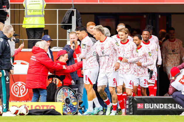 MAINZ, GERMANY - OCTOBER 24: The players of 1. FSV Mainz 05 run out of the tunnel the warm up before the Bundesliga match between 1. FSV Mainz 05 vs. SV Werder Bremen at MEWA Arena on matchday 7 of the 1. Bundesliga on October 24, 2026 in Mainz, Germany. DFL REGULATIONS PROHIBIT ANY USE OF PHOTOGRAPHS AS IMAGE SEQUENCES AND OR QUASI-VIDEO. Rhineland-Palatinate Germany Copyright: xStephanxHahnex