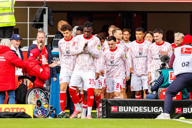 MAINZ, GERMANY - OCTOBER 24: The players of 1. FSV Mainz 05 run out of the tunnel the warm up before the Bundesliga match between 1. FSV Mainz 05 vs. SV Werder Bremen at MEWA Arena on matchday 7 of the 1. Bundesliga on October 24, 2026 in Mainz, Germany. DFL REGULATIONS PROHIBIT ANY USE OF PHOTOGRAPHS AS IMAGE SEQUENCES AND OR QUASI-VIDEO. Rhineland-Palatinate Germany Copyright: xStephanxHahnex