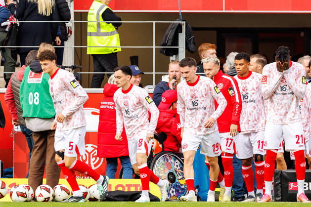 MAINZ, GERMANY - OCTOBER 24: The players of 1. FSV Mainz 05 run out of the tunnel the warm up before the Bundesliga match between 1. FSV Mainz 05 vs. SV Werder Bremen at MEWA Arena on matchday 7 of the 1. Bundesliga on October 24, 2026 in Mainz, Germany. DFL REGULATIONS PROHIBIT ANY USE OF PHOTOGRAPHS AS IMAGE SEQUENCES AND OR QUASI-VIDEO. Rhineland-Palatinate Germany Copyright: xStephanxHahnex