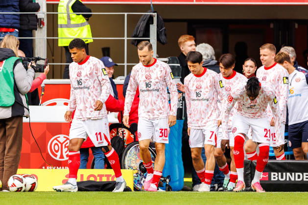 MAINZ, GERMANY - OCTOBER 24: The players of 1. FSV Mainz 05 run out of the tunnel the warm up before the Bundesliga match between 1. FSV Mainz 05 vs. SV Werder Bremen at MEWA Arena on matchday 7 of the 1. Bundesliga on October 24, 2026 in Mainz, Germany. DFL REGULATIONS PROHIBIT ANY USE OF PHOTOGRAPHS AS IMAGE SEQUENCES AND OR QUASI-VIDEO. Rhineland-Palatinate Germany Copyright: xStephanxHahnex