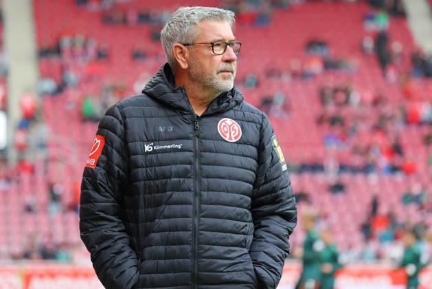 Mainz, Deutschland 24. Oktober 2026: 1. BL - 2026 2027 - Sp. 7 - 1. FSV Mainz 05 gegen SV Werder Bremen Im Bild: Trainer Urs Fischer (FSV) brim Betreten der Mewa-Arena. DFL regulations prohibit any use of photographs as image sequences and or quasi-video Mewa Arena Rheinland - Pfalz Copyright: xFotostandx xRacochax
