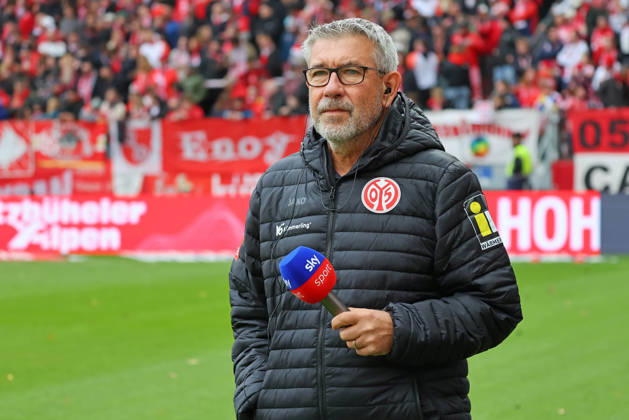 Mainz, Deutschland 24. Oktober 2026: 1. BL - 2026 2027 - Sp. 7 - 1. FSV Mainz 05 gegen SV Werder Bremen Im Bild: Trainer Urs Fischer (FSV) beim Fernsehinterview mit dem Sender skysport mit Mikrofon in der Hand. DFL regulations prohibit any use of photographs as image sequences and or quasi-video Mewa Arena Rheinland - Pfalz Copyright: xFotostandx xRacochax