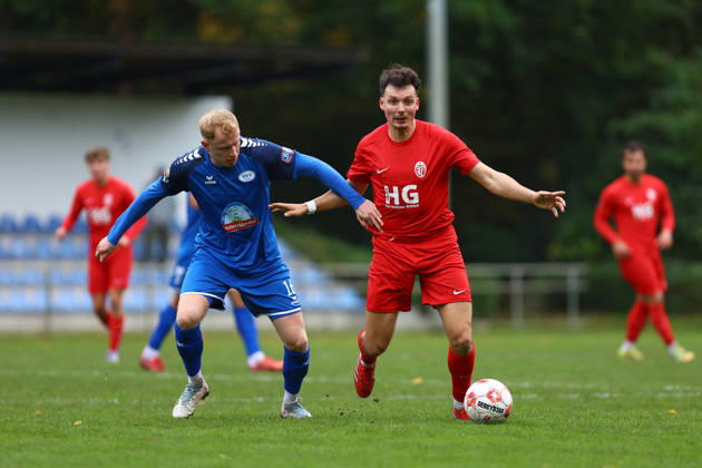 23 Jasper Hölscher (Eimsbütteler TV), 16 Robin Krolikowski (SSV Jeddeloh II) Fußball I Herren I Regionalliga Nord I Saison 2026-2027 I 15. Spieltag I Eimsbütteler TV - SSV Jeddeloh II I 24.10.2026 I Sportpark Hinschenfelde