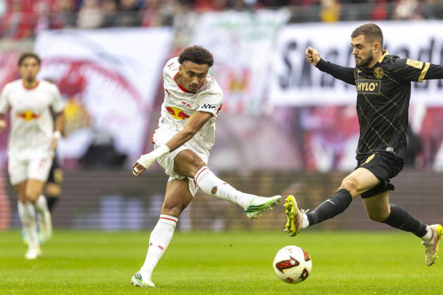 GER, Leipzig, Fussball, Bundesliga, 7. Spieltag, RB Leipzig vs. SV Elversberg im Bild v.l.: Tidiam Gomis (RB Leipzig 27), Lukasz Poreba (SV Elversberg 08), Zweikampf 24.10.2026, Red-Bull Arena Leipzig DFL DFB REGULATIONS PROHIBIT ANY USE OF PHOTOGRAPHS AS IMAGE SEQUENCES AND OR QUASI-VIDEO, Copyright: HMBxMedia PaulxFritz