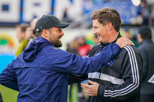 Deutschland: Fussball Bundesliga 2026 - 2027, 7. Spieltag - SC Paderborn vs Hamburger SV - Home-Deluxe-Arena (Paderborn): Ralf Kettemann (Paderborn Trainer) und Merlin Polzin (Trainer, Hamburger SV) Copyright: xJOERANxSTEINSIEKx