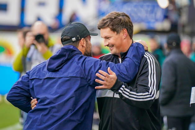 Deutschland: Fussball Bundesliga 2026 - 2027, 7. Spieltag - SC Paderborn vs Hamburger SV - Home-Deluxe-Arena (Paderborn): Ralf Kettemann (Paderborn Trainer) und Merlin Polzin (Trainer, Hamburger SV) Copyright: xJOERANxSTEINSIEKx