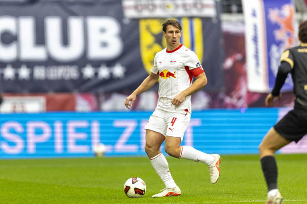 GER, Leipzig, Fussball, Bundesliga, 7. Spieltag, RB Leipzig vs. SV Elversberg im Bild v.l.: Willi Orban (RB Leipzig 04), Aktion mit Ball 24.10.2026, Red-Bull Arena Leipzig DFL DFB REGULATIONS PROHIBIT ANY USE OF PHOTOGRAPHS AS IMAGE SEQUENCES AND OR QUASI-VIDEO, Copyright: HMBxMedia PaulxFritz