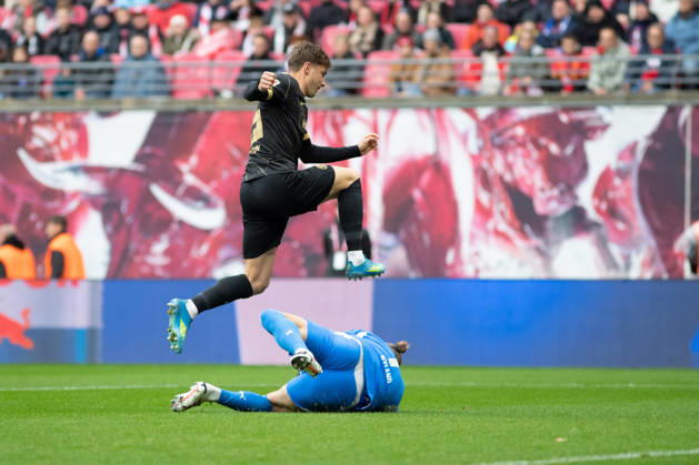 1. Fußball Bundesliga: RB Leipzig - SV Elversberg; 24.10.2026 Torwart Örjan Nyland (1, RB Leipzig) sichert den Ball vor Lukas Petkov (25, SV Elversberg). LEIPZIG, DEUTSCHLAND - OCTOBER 24: Bundesliga-Spiel RB Leipzig - SV Elversberg in der Red Bull Arena am 7. Spieltag der 1. Bundesliga am October 24, 2026 in Leipzig, Deutschland. DFL REGULATIONS PROHIBIT ANY USE OF PHOTOGRAPHS AS IMAGE SEQUENCES AND OR QUASI-VIDEO. Copyright: xBEAUTIFULxSPORTS JanxKaeferx