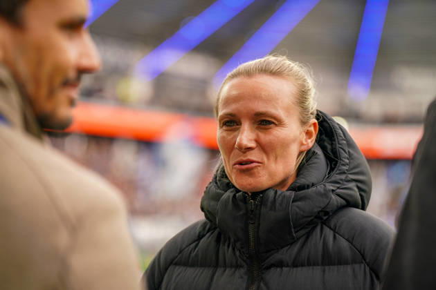 Deutschland: Fussball Bundesliga 2026 - 2027, 7. Spieltag - SC Paderborn vs Hamburger SV - Home-Deluxe-Arena (Paderborn): Kathleen Krüger, Sportvorständin des Hamburger SV (HSV), erste hauptamtliche Sportvorständin der Bundesliga-Geschichte, ehemalige Teammanagerin des FC Bayern München. Porträt, Nahaufnahme am Spielfeldrand der Home-Deluxe-Arena in Paderborn, schwarze Winterjacke, lächelnd, Blick zur Seite. Fussball, Bundesliga, SC Paderborn 07, Hamburger SV, Sportmanagement, Sportvorstand, Vereinsführung, Funktionärin, Frauen im Fussball, Management, Sportstätte, Mimik, Gesichtsausdruck, Emotion Copyright: xJOERANxSTEINSIEKx