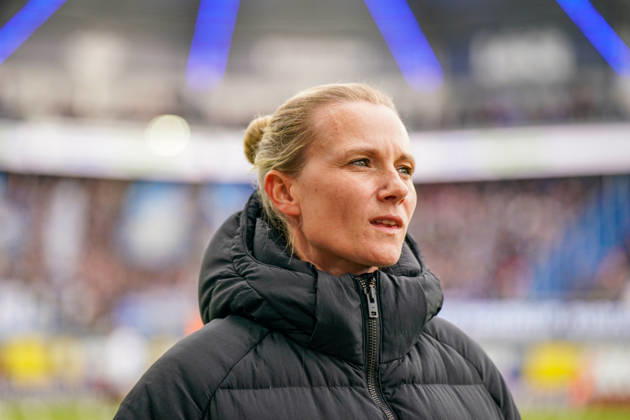 Deutschland: Fussball Bundesliga 2026 - 2027, 7. Spieltag - SC Paderborn vs Hamburger SV - Home-Deluxe-Arena (Paderborn): Kathleen Krüger, Sportvorständin des Hamburger SV (HSV), erste hauptamtliche Sportvorständin der Bundesliga-Geschichte, ehemalige Teammanagerin des FC Bayern München. Porträt, Nahaufnahme am Spielfeldrand der Home-Deluxe-Arena in Paderborn, schwarze Winterjacke, lächelnd, Blick zur Seite. Fussball, Bundesliga, SC Paderborn 07, Hamburger SV, Sportmanagement, Sportvorstand, Vereinsführung, Funktionärin, Frauen im Fussball, Management, Sportstätte, Mimik, Gesichtsausdruck, Emotion Copyright: xJOERANxSTEINSIEKx