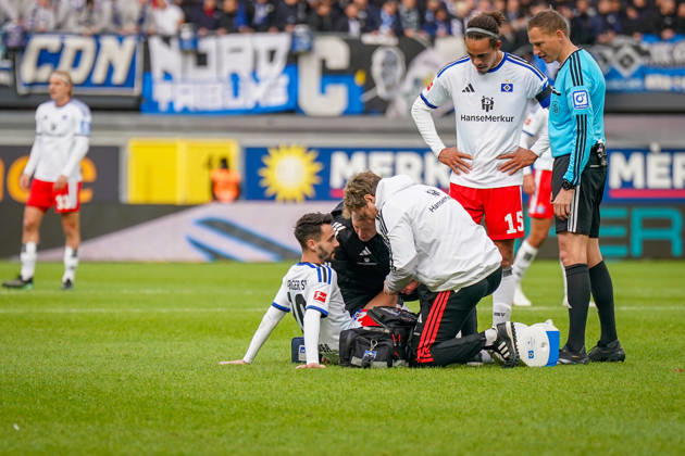 Deutschland: Fussball Bundesliga 2026 - 2027, 7. Spieltag - SC Paderborn vs Hamburger SV - Home-Deluxe-Arena (Paderborn): Fabio Vieira (Hamburger SV, 20) muss verletzt vom Platz Copyright: xJOERANxSTEINSIEKx