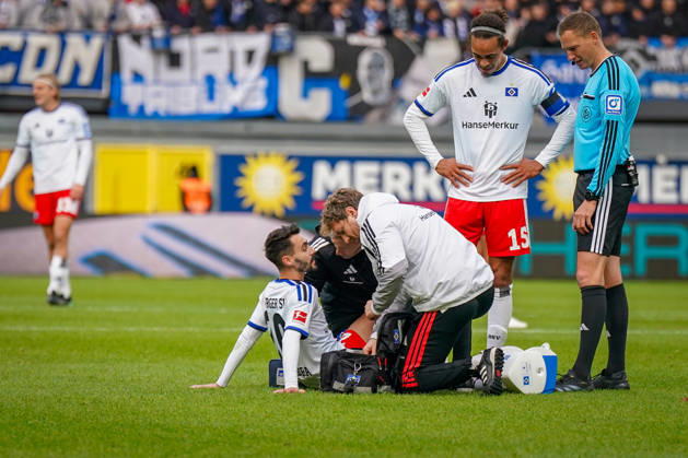Deutschland: Fussball Bundesliga 2026 - 2027, 7. Spieltag - SC Paderborn vs Hamburger SV - Home-Deluxe-Arena (Paderborn): Fabio Vieira (Hamburger SV, 20) muss verletzt vom Platz Copyright: xJOERANxSTEINSIEKx