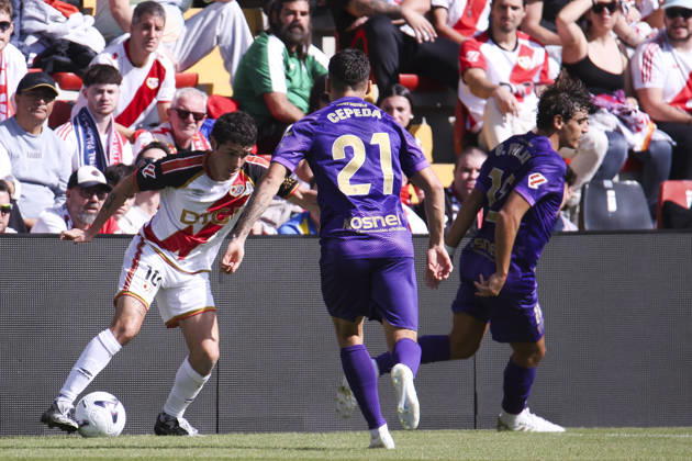 Rayo Vallecano v Espanyol - La Liga EA Sports 2026 27 October 24, 2026, Vallecas Stadium, Madrid, Spain: Sergio Camello of Rayo Vallecano is defended by Gonzalo Villar and Lucas Cepeda of Elche during La Liga EA Sports match between Rayo Vallecano and Elche CF at Vallecas Stadium on October 24, 2026 in Madrid, Spain. Madrid Vallecas Stadium Madrid Spain Copyright: xAlejandroxMatiasxAcostax