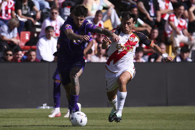 Rayo Vallecano v Espanyol - La Liga EA Sports 2026 27 October 24, 2026, Vallecas Stadium, Madrid, Spain: Fernando Nino of Elche is defended by Unai Lopez during La Liga EA Sports match between Rayo Vallecano and Elche CF at Vallecas Stadium on October 24, 2026 in Madrid, Spain. Madrid Vallecas Stadium Madrid Spain Copyright: xAlejandroxMatiasxAcostax