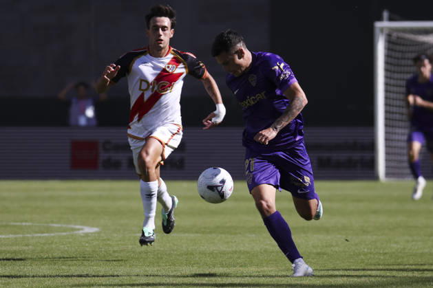 Rayo Vallecano v Espanyol - La Liga EA Sports 2026 27 October 24, 2026, Vallecas Stadium, Madrid, Spain: Lucas Cepeda of Elche runs for the ball against Pedro Diaz during La Liga EA Sports match between Rayo Vallecano and Elche CF at Vallecas Stadium on October 24, 2026 in Madrid, Spain. Madrid Vallecas Stadium Madrid Spain Copyright: xAlejandroxMatiasxAcostax