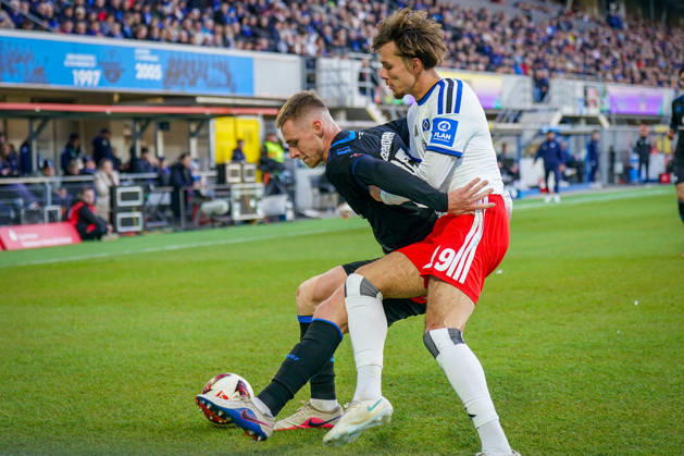 Deutschland: Fussball Bundesliga 2026 - 2027, 7. Spieltag - SC Paderborn vs Hamburger SV - Home-Deluxe-Arena (Paderborn): Santiago Castaneda (Paderborn 5) Otto Stange (Hamburger SV, 19) im Zweikampf Copyright: xJOERANxSTEINSIEKx