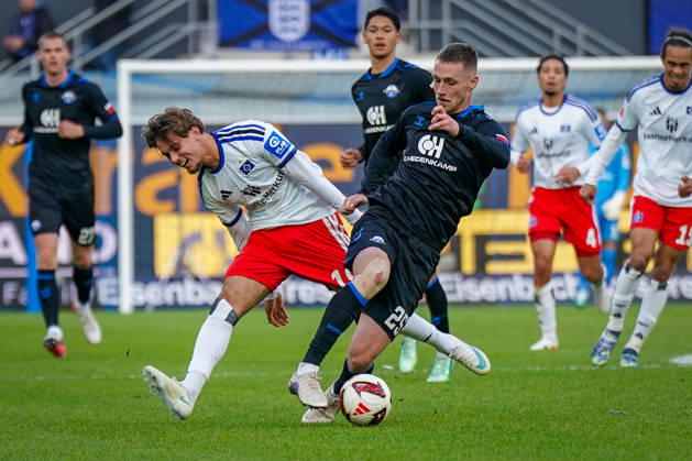 Deutschland: Fussball Bundesliga 2026 - 2027, 7. Spieltag - SC Paderborn vs Hamburger SV - Home-Deluxe-Arena (Paderborn): Tjark Scheller (Paderborn 25) Otto Stange (Hamburger SV, 19) im Zweikampf Copyright: xJOERANxSTEINSIEKx