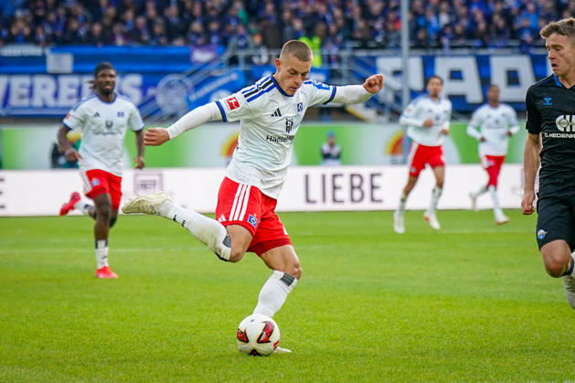 Deutschland: Fussball Bundesliga 2026 - 2027, 7. Spieltag - SC Paderborn vs Hamburger SV - Home-Deluxe-Arena (Paderborn): Miro Muheim (Hamburger SV, 28) am Ball Copyright: xJOERANxSTEINSIEKx