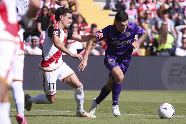 Rayo Vallecano v Espanyol - La Liga EA Sports 2026 27 October 24, 2026, Vallecas Stadium, Madrid, Spain: Lucas Cepeda of Elche is defended by Adria Pedrosa during La Liga EA Sports match between Rayo Vallecano and Elche CF at Vallecas Stadium on October 24, 2026 in Madrid, Spain. Madrid Vallecas Stadium Madrid Spain Copyright: xAlejandroxMatiasxAcostax