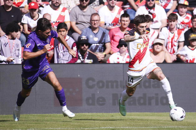 Rayo Vallecano v Espanyol - La Liga EA Sports 2026 27 October 24, 2026, Vallecas Stadium, Madrid, Spain: Heorhii Tsitaishvili of Rayo Vallecano runs for the ball with Federico Redondo of Elche during La Liga EA Sports match between Rayo Vallecano and Elche CF at Vallecas Stadium on October 24, 2026 in Madrid, Spain. Madrid Vallecas Stadium Madrid Spain Copyright: xAlejandroxMatiasxAcostax