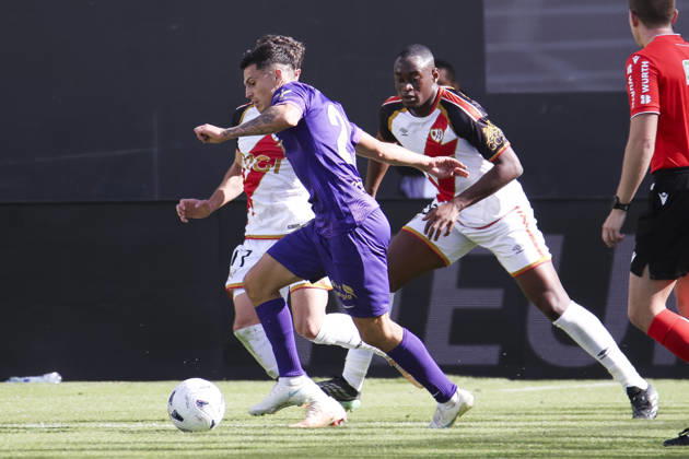 Rayo Vallecano v Espanyol - La Liga EA Sports 2026 27 October 24, 2026, Vallecas Stadium, Madrid, Spain: Lucas Cepeda of Elche is defended by Mujaid Sadick during La Liga EA Sports match between Rayo Vallecano and Elche CF at Vallecas Stadium on October 24, 2026 in Madrid, Spain. Madrid Vallecas Stadium Madrid Spain Copyright: xAlejandroxMatiasxAcostax