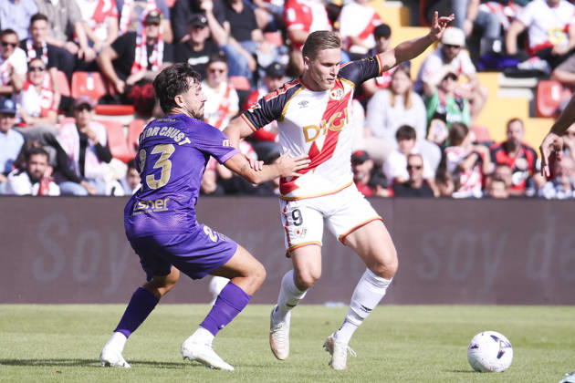 Rayo Vallecano v Espanyol - La Liga EA Sports 2026 27 October 24, 2026, Vallecas Stadium, Madrid, Spain: Alemao is defended by ictor Chust of Elche during La Liga EA Sports match between Rayo Vallecano and Elche CF at Vallecas Stadium on October 24, 2026 in Madrid, Spain. Madrid Vallecas Stadium Madrid Spain Copyright: xAlejandroxMatiasxAcostax