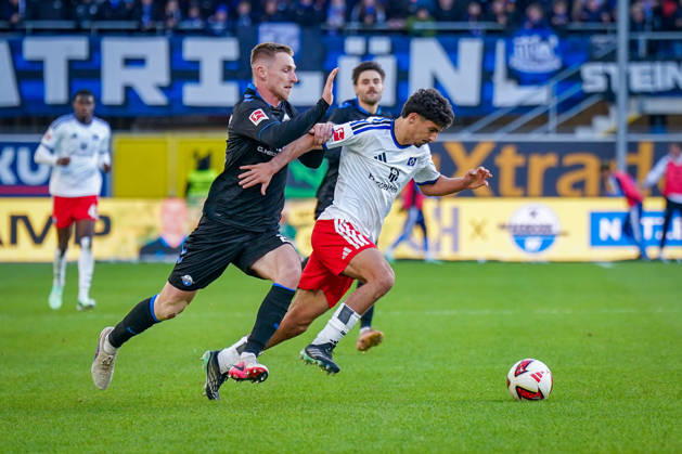 Deutschland: Fussball Bundesliga 2026 - 2027, 7. Spieltag - SC Paderborn vs Hamburger SV - Home-Deluxe-Arena (Paderborn): Martin Adeline (Hamburger SV, 5) Tjark Scheller (Paderborn 25) im Zweikampf Copyright: xJOERANxSTEINSIEKx