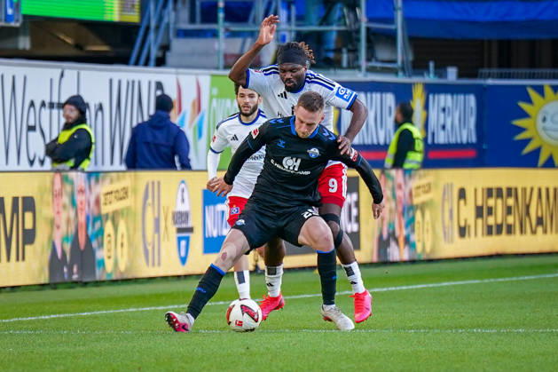 Deutschland: Fussball Bundesliga 2026 - 2027, 7. Spieltag - SC Paderborn vs Hamburger SV - Home-Deluxe-Arena (Paderborn): Tjark Scheller (Paderborn 25) Terem Moffi (Hamburger SV, 9) im Zweikampf Copyright: xJOERANxSTEINSIEKx