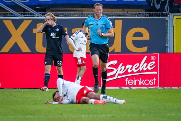 Deutschland: Fussball Bundesliga 2026 - 2027, 7. Spieltag - SC Paderborn vs Hamburger SV - Home-Deluxe-Arena (Paderborn): Schiedsrichter Martin Petersen (Stuttgart) rennt zum verletzten Bilal Nadir (Hamburger SV, 4) Copyright: xJOERANxSTEINSIEKx
