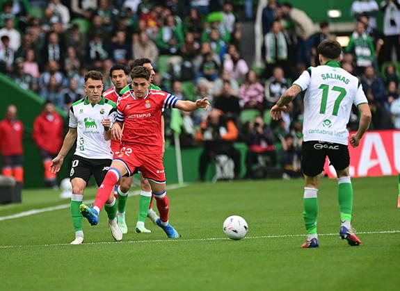 ESP: LaLiga EA Sports Racing Santander v RCD Espanyol Inigo Vicente of Racing and Alex Calatrava of Espanyol during LaLiga EA Sports between Racing Santander v RCD Espanyol played at Campos de de El Sardinero Stadium in Cantabria on October 24, 2026 in Spain Spain Futbol Copyright: xAgenciaxLOFx