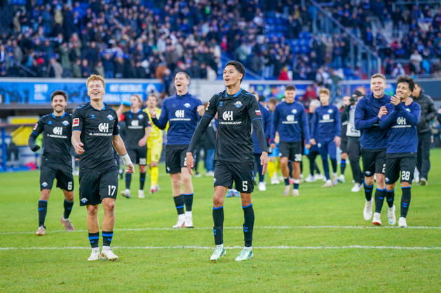 Deutschland: Fussball Bundesliga 2026 - 2027, 7. Spieltag - SC Paderborn vs Hamburger SV - Home-Deluxe-Arena (Paderborn): Freude, Emotionen, Jubel nach dem 1:0 Sieg durch Rayan Philippe (Paderborn 9) - Laurin Curda (Paderborn 17) Santiago Castaneda (Paderborn 5) Laurin Ulrich (Paderborn 28) Tom Baack (Paderborn 6) Copyright: xJOERANxSTEINSIEKx