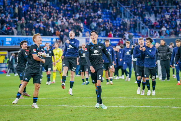 Deutschland: Fussball Bundesliga 2026 - 2027, 7. Spieltag - SC Paderborn vs Hamburger SV - Home-Deluxe-Arena (Paderborn): Freude, Emotionen, Jubel nach dem 1:0 Sieg durch Rayan Philippe (Paderborn 9) - Laurin Curda (Paderborn 17) Santiago Castaneda (Paderborn 5) Laurin Ulrich (Paderborn 28) Tom Baack (Paderborn 6) Steffen Tigges (Paderborn 27) und Team Copyright: xJOERANxSTEINSIEKx