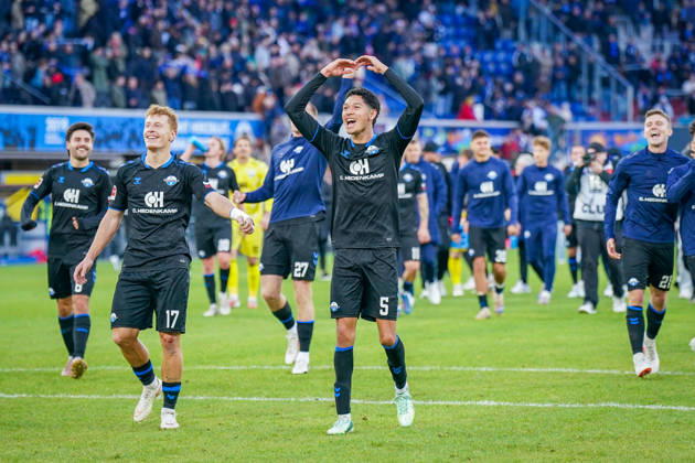 Deutschland: Fussball Bundesliga 2026 - 2027, 7. Spieltag - SC Paderborn vs Hamburger SV - Home-Deluxe-Arena (Paderborn): Freude, Emotionen, Jubel nach dem Heimsieg - Santiago Castaneda (Paderborn 5) mit Geste Copyright: xJOERANxSTEINSIEKx