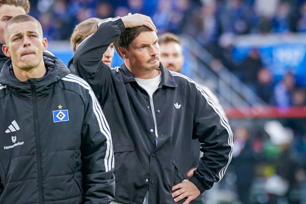 Deutschland: Fussball Bundesliga 2026 - 2027, 7. Spieltag - SC Paderborn vs Hamburger SV - Home-Deluxe-Arena (Paderborn): Merlin Polzin (Trainer, Hamburger SV) mit nachdenklicher Mimik, Gesichtsausdruck, Emotion, davor Miro Muheim (Hamburger SV, 28) Copyright: xJOERANxSTEINSIEKx