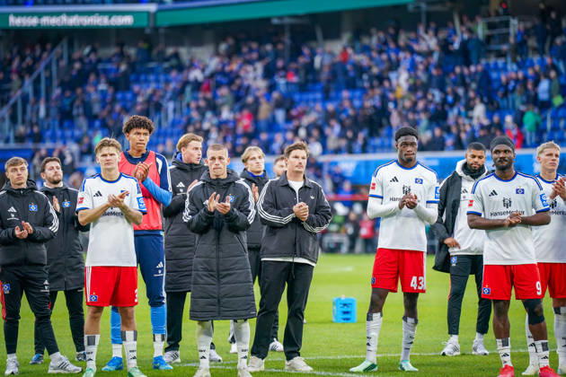 Deutschland: Fussball Bundesliga 2026 - 2027, 7. Spieltag - SC Paderborn vs Hamburger SV - Home-Deluxe-Arena (Paderborn): Hamburger Spieler nach der Auswärtsniederlage vor den eigenen Fans. Mitte Merlin Polzin (Trainer, Hamburger SV) Copyright: xJOERANxSTEINSIEKx