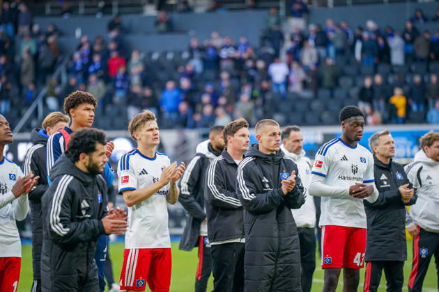 Deutschland: Fussball Bundesliga 2026 - 2027, 7. Spieltag - SC Paderborn vs Hamburger SV - Home-Deluxe-Arena (Paderborn): Hamburger Spieler nach der Auswärtsniederlage vor den eigenen Fans. Mitte Merlin Polzin (Trainer, Hamburger SV) Copyright: xJOERANxSTEINSIEKx