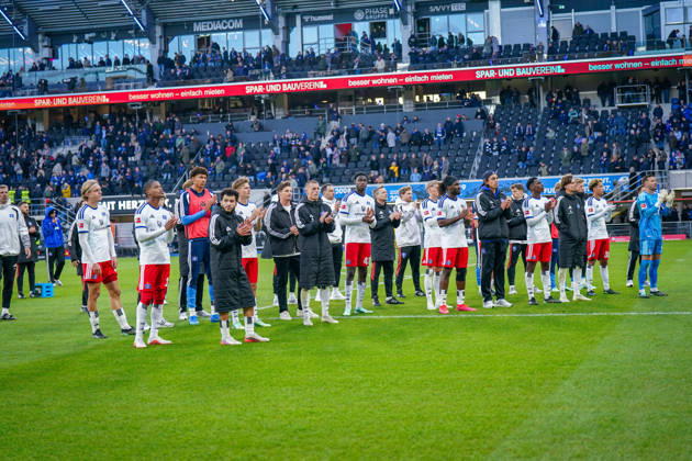 Deutschland: Fussball Bundesliga 2026 - 2027, 7. Spieltag - SC Paderborn vs Hamburger SV - Home-Deluxe-Arena (Paderborn): Hamburger Spieler nach der Auswärtsniederlage vor den eigenen Fans. Mitte Merlin Polzin (Trainer, Hamburger SV) Copyright: xJOERANxSTEINSIEKx