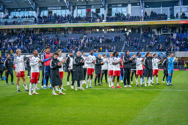Deutschland: Fussball Bundesliga 2026 - 2027, 7. Spieltag - SC Paderborn vs Hamburger SV - Home-Deluxe-Arena (Paderborn): Hamburger Spieler nach der Auswärtsniederlage vor den eigenen Fans. Mitte Merlin Polzin (Trainer, Hamburger SV) Copyright: xJOERANxSTEINSIEKx