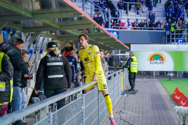 Deutschland: Fussball Bundesliga 2026 - 2027, 7. Spieltag - SC Paderborn vs Hamburger SV - Home-Deluxe-Arena (Paderborn): Nahuel Noll (Paderborn 15) klettert nach dem Spiel zu den Fans Copyright: xJOERANxSTEINSIEKx
