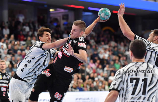 24.10.20262 - Handball - 1. Bundesliga DAIKIN HBL - Saison 2026 2027 - 10. Spieltag: HC Erlangen Metropolregion Nürnberg HCE - THW Kiel - OGo - xogox - Julian Köster (7, THW Kiel) Sander Andreassen Overjordet ( 8, HC Erlangen HCE )