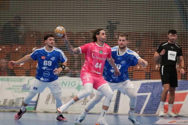 24.10.2026 Handball Herren 2026 2027 2. Handball-Bundesliga 9. Spieltag Dessau-Roßlauer HV 06 - SC DHfK Leipzig Anhalt Arena Dessau Dean Bombac (Leipzig, 44, pink) am Ball. Leon Ciudad (Dessau, 20, blau) schirmt ihn ab. Dessau-Roßlau Sachsen-Anhalt Deutschland