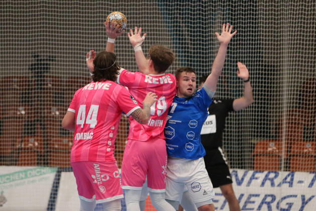 24.10.2026 Handball Herren 2026 2027 2. Handball-Bundesliga 9. Spieltag Dessau-Roßlauer HV 06 - SC DHfK Leipzig Anhalt Arena Dessau Carl-Phillip Haake (Dessau, 7, blau) mit einem engagierten Block gegen Finn Schroven (Leipzig, 19, pink). Dessau-Roßlau Sachsen-Anhalt Deutschland