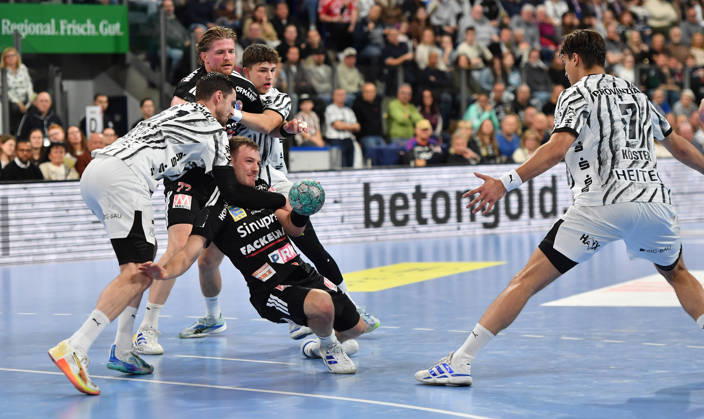24.10.20262 - Handball - 1. Bundesliga DAIKIN HBL - Saison 2026 2027 - 10. Spieltag: HC Erlangen Metropolregion Nürnberg HCE - THW Kiel - OGo - xogox - Hendrik Pekeler (61, THW Kiel) Frieder Bandlow (2, HC Erlangen HCE )