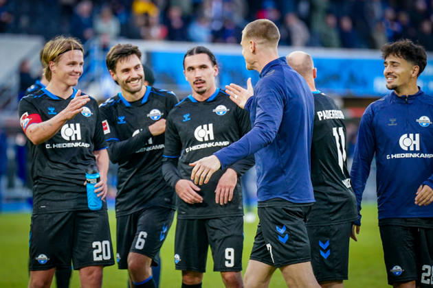 Deutschland: Fussball Bundesliga 2026 - 2027, 7. Spieltag - SC Paderborn vs Hamburger SV - Home-Deluxe-Arena (Paderborn): Freude, Emotionen, Jubel nach dem Heimsieg durch das späte Tor durch Rayan Philippe (Paderborn 9), hier mit Felix Götze (Paderborn 20) Tom Baack (Paderborn 6) Oliver Batista-Meier (Paderborn 7) Copyright: xJOERANxSTEINSIEKx