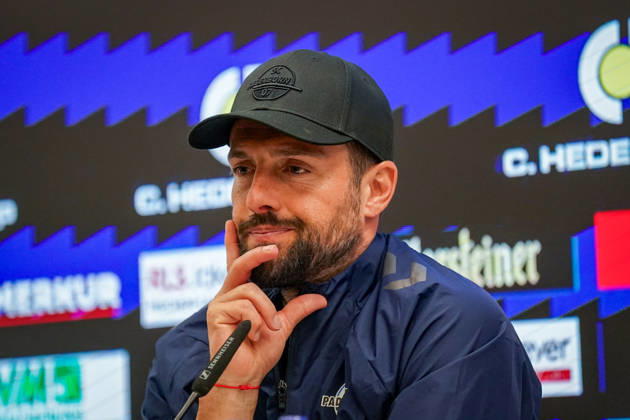 Deutschland: Fussball Bundesliga 2026 - 2027, 7. Spieltag - SC Paderborn vs Hamburger SV - Home-Deluxe-Arena (Paderborn): Ralf Kettemann (Paderborn Trainer) Pressekonferenz, Medien, Mimik, Gesichtsausdruck, Emotion Copyright: xJOERANxSTEINSIEKx